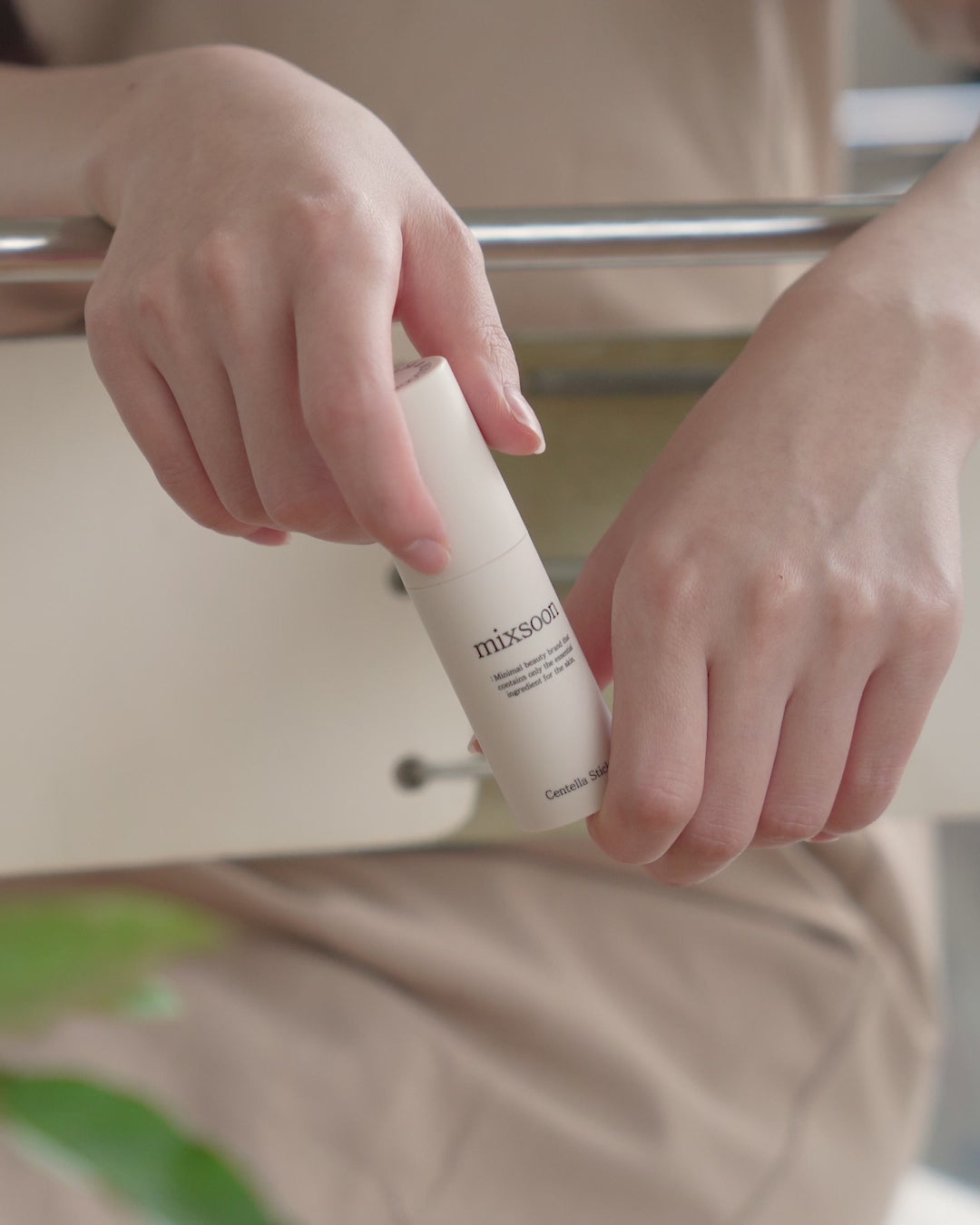 Charger la vidéo : MIXSOON Centella Stick Baume [11.5ml]